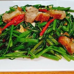 ข้าวผักบุ้งหมูกรอบ