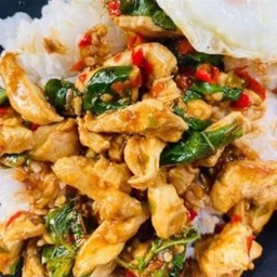 ไก่ผัดกะเพราราดข้าว