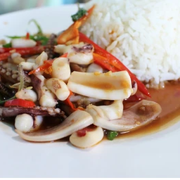 ข้าวกะเพราหมึก