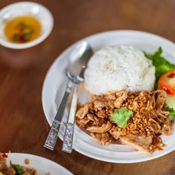 ข้าวหมูกระเทียมพริกไทย