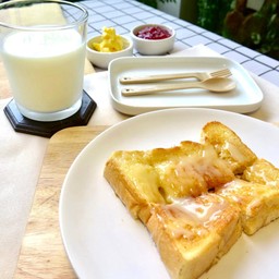 ขนมปังปิ้งเนยนม พร้อมนมร้อน