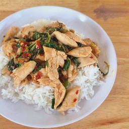 กระเพราไก่นุ่ม(ราดข้าว)