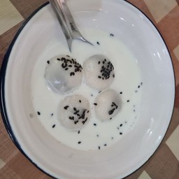 บัวลอยงาดำนมสด