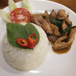 ข้าวราดพริกแห้งโหระพาหมู