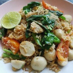 ข้าวผัดลูกชิ้น