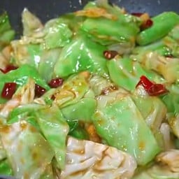 กะหล่ำปีผัดน้ำปลกับข้าว