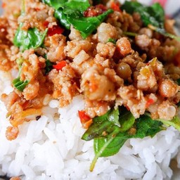 ผัดกระเพราราดข้าว