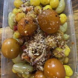 ของดองรวมโรยพริกเกลือ พร้อมชุดพริก เกลือ และกระปิ