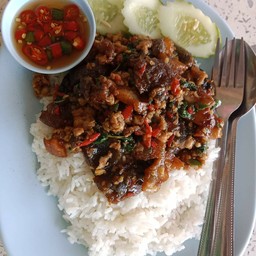 ข้าวกระเพราไข่เยี่ยวม้าหมูสับ