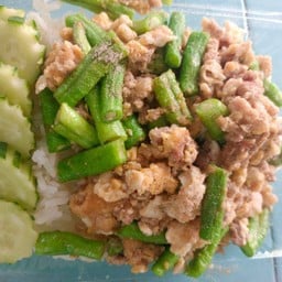 ผัดถั่วฝักยาวหมูสับใส่ไข่ราดข้าว