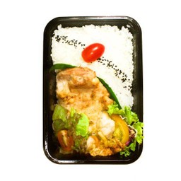 เบนโตะไก่ย่างซีอิ้ว+สลัด+กิมจิ