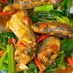 ข้าวราดคะน้าปลากระป๋อง