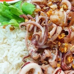 ข้าวหมึกกระเทียบพริกไทย