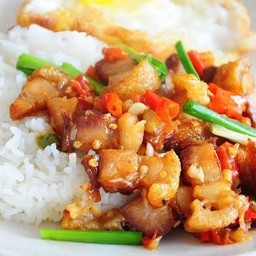 ข้าวผัดพริกเผาหมูกรอบ