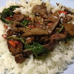 กะเพรเครื่องในไก่ราดข้าว+ไข่ดาว