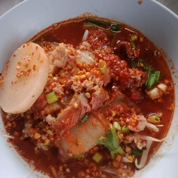 เกี๊ยวหมูแดงต้มยำ