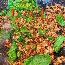 กระเพาหมูสับ ( กับข้าว )