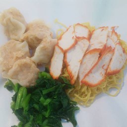 บะหมี่เกี๊ยวยักษ์