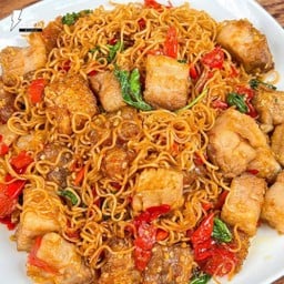 กระเพราจอมทัพหมูกรอบต้นตำหรับ