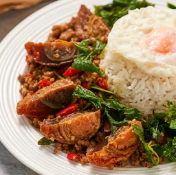ข้าวไข่เยี่ยวม้ากะเพรากรอบ