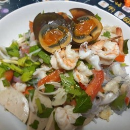 ยำมาม่า + ไข่เยี่ยวม้า