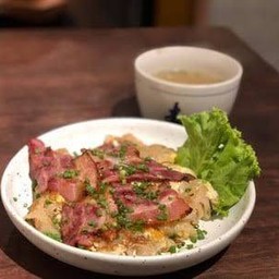 ก๋วยเตี๋ยวคั่วเบคอนห่อไข่