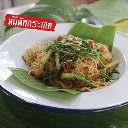 เส้นหมี่ผัดกระเฉด หมู
