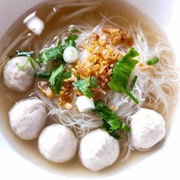 ก๋วยเตี๋ยวลูกชิ้นน้ำใส