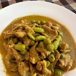 แกงกะทิหมูลูกเหรียงใส่มะเขือพวง