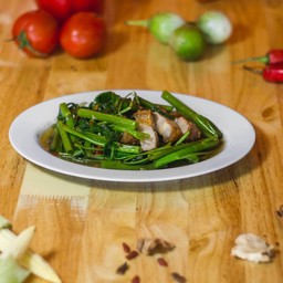 ผัดผักบุ้งหมูกรอบราดข้าว