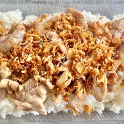 หมูทอดกระเทียมราดข้าว