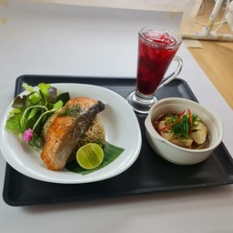 ชุดข้าวกระเทียมแซลมอน+เต้าหู้นึ่งชีอิ๊ว+น้ำ