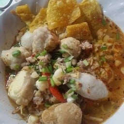 ก๋วยเตี๋ยวน้ำต้มยำแคะรวมรสแซ่บบบ