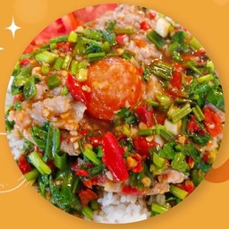 หมูนึ่งไข่เค็มซอสมะขามราดข้าว