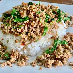 กะเพราหมุสับรสชาติไทย