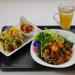 ชุดผัดไทยเส้นจันท์กุ้งสด+ยำผักกรอบ+น้ำ