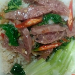 กระเพราแหนมราดข้าว