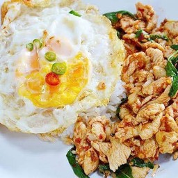 กระเพราไก่สับไข่ดาวราดข้าว