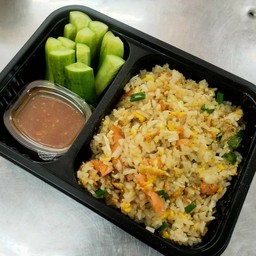 ข้าวผัดแซลม่อนรมควัน+น้ำพริกกะปิ