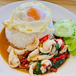 ข้าวกระเพราปลาหมึกไข่ดาว