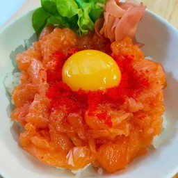 ข้าวหน้าปลาแซลมอนสับ + ไข่ดิบ+ซุปมิโซะ