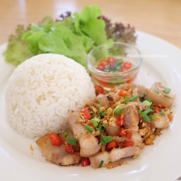 ข้าวหมูสามชั้นคั่วพริกเกลือ