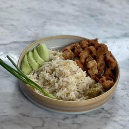 ข้าวผัดน้ำพริกหนุ่มหมูแดดเดียวทอด