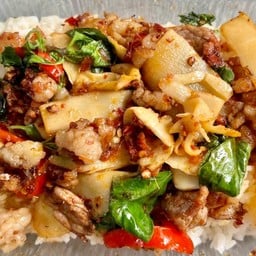 ผัดพริกแกงเนื้อติดมันใส่หน่อไม้ดองราดข้าว