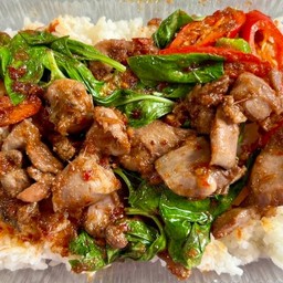 ผัดพริกแกงเครื่องในไก่ราดข้าว