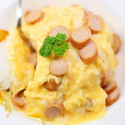 ข้าวไข่เจียวไส้กรอก