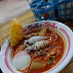 ก๋วยเตี๋ยวต้มยำปลาหมึก-ไข่ออน