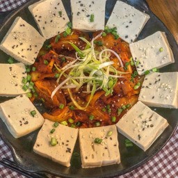 สันคอหมูผัดกิมจิ ทานคู่เต้าหู้แข็ง