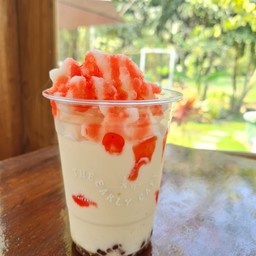 นมสดปั่นใส่ไข่มุกบุกน้ำผึ้งราดสตรอเบอรรี่