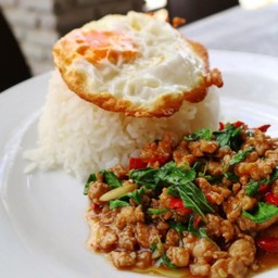 กระเพราหมูสับราดข้าว